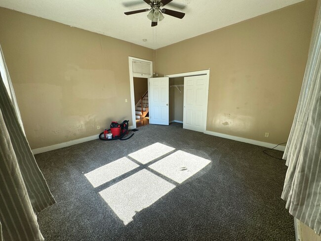 Building Photo - 6 Bedroom / 2 Bathroom House - NEXT TO SEMO's CAMPUS, LARGE YARD, INTERNET INCLUDED