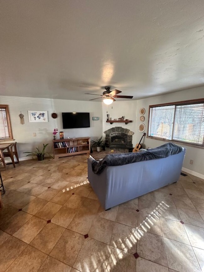 Building Photo - Cozy 2Bd 2Ba home avail. from 1/21/25- 3/3...