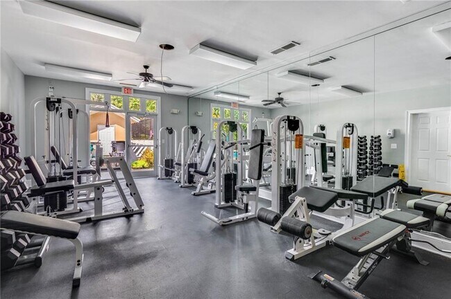 Building Photo - 2700 Pine Tree Rd NE