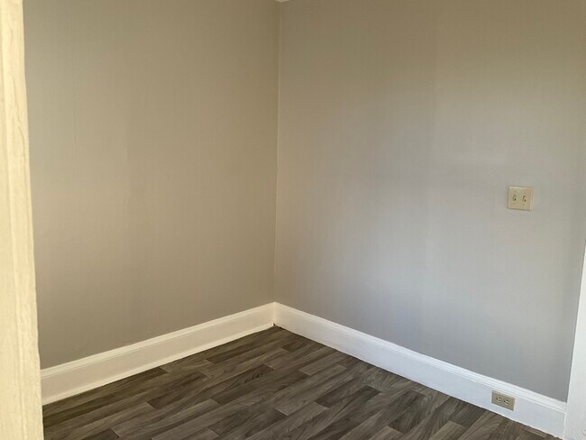 Building Photo - 16 Lake St