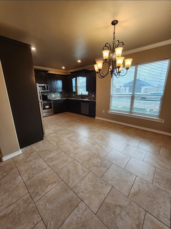 Building Photo - 3 bed 2 bath home