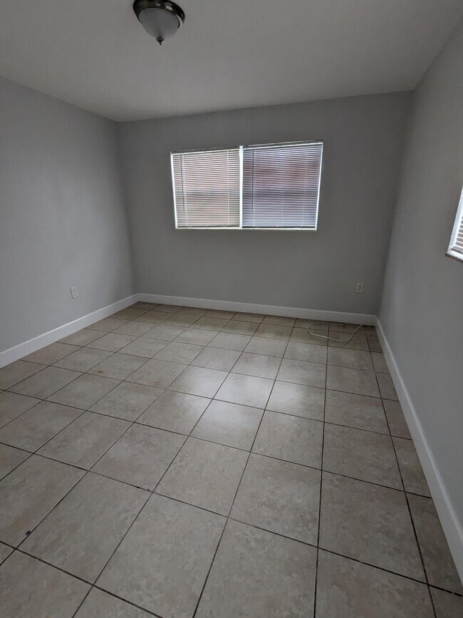 Building Photo - 33 Sioux Ln