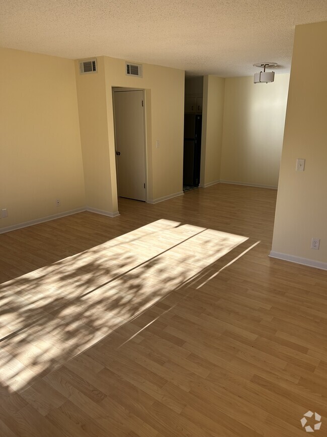 Building Photo - 515 Basswood Ave