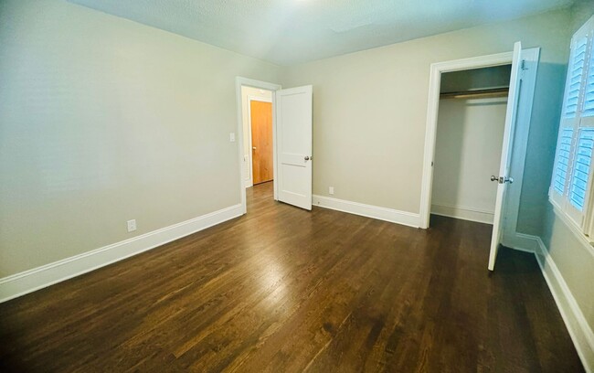 Building Photo - Just Reduced & Move-in Ready!