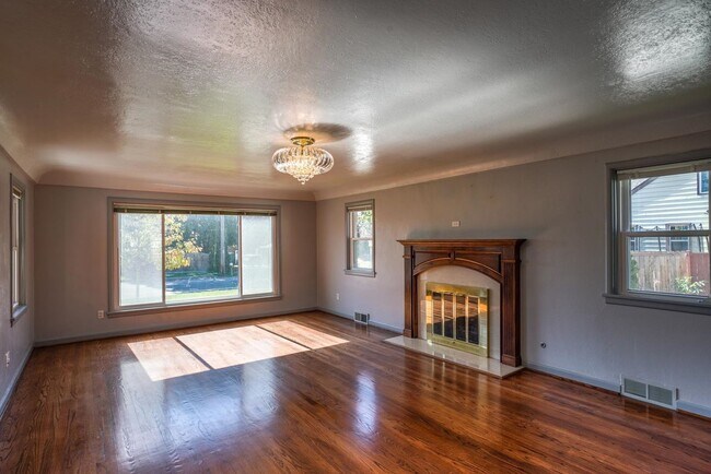 Building Photo - Spacious 4 Bedroom on Upriver Drive