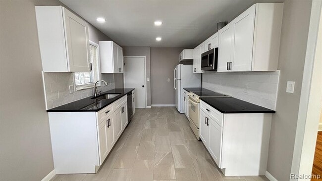 Building Photo - 28758 Leona St