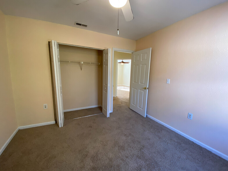 Building Photo - Room in Townhome on Falcon Rest Cir