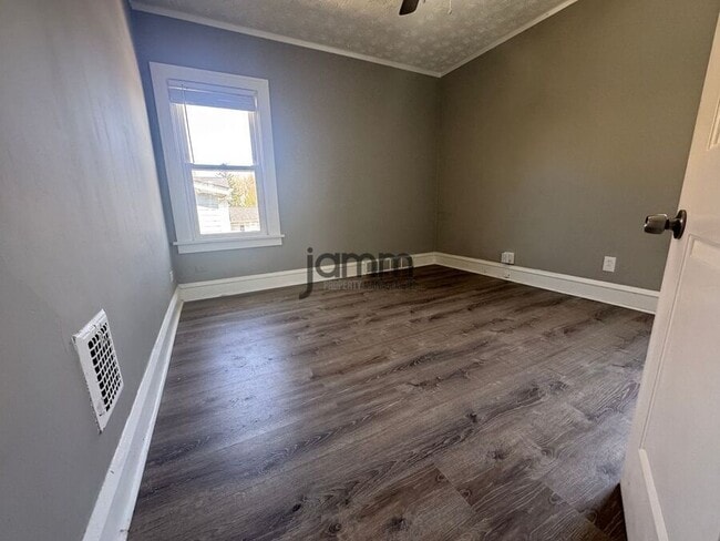 Building Photo - 2121 Carabel Ave