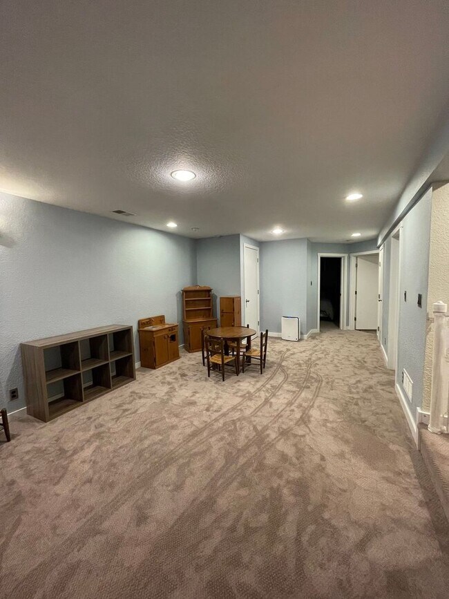 Building Photo - Reduced $2995 BOULDER HOME 5 BEDROOM, 3 FU...
