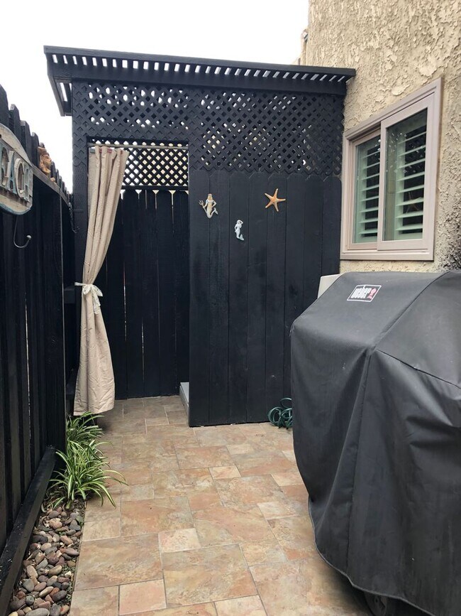 Building Photo - Relaxing Condo just steps away from the beach!