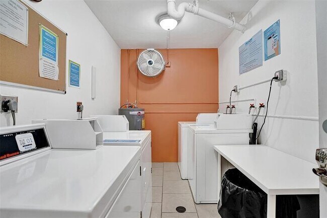 Building Photo - 140 NE 19th Ct