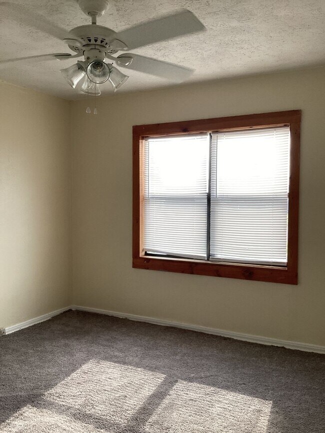 Building Photo - Fresh and Brightly Updated 2 Bedroom!  Pets welcome!