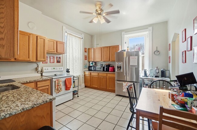 Building Photo - 7 bed/2 bath on Rohs St., Mins. from UC for Only $600/pp ($4,200/mo)!