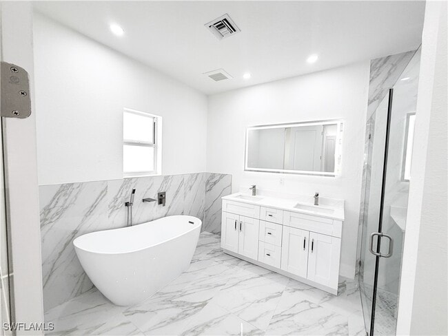 Building Photo - 852 Chipley St E