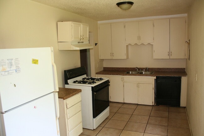 Building Photo - Coming Soon! 3 BED 1 BATH! Schedule a tour today!