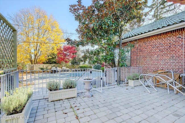 Building Photo - 589 Westwood Ave