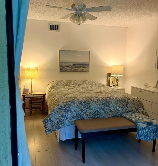 Building Photo - 540 SW South River Dr