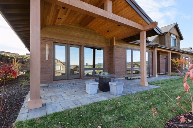 Building Photo - Beautiful custom Tripleknot townhome in Te...