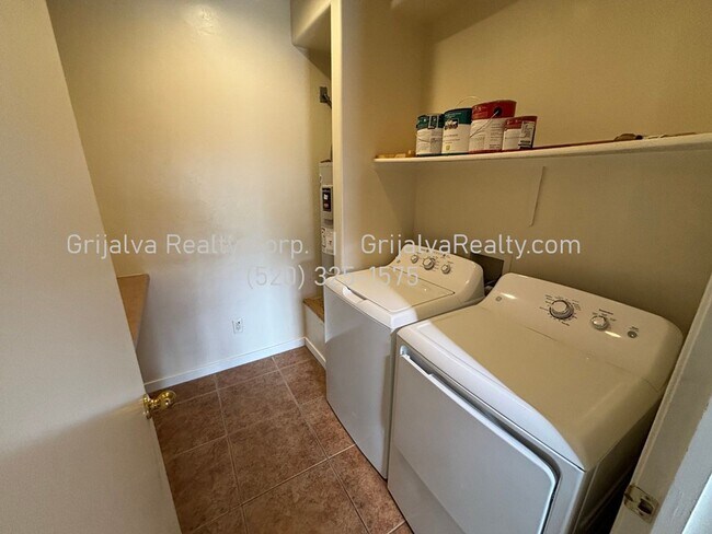 Building Photo - 1415 E Lester St