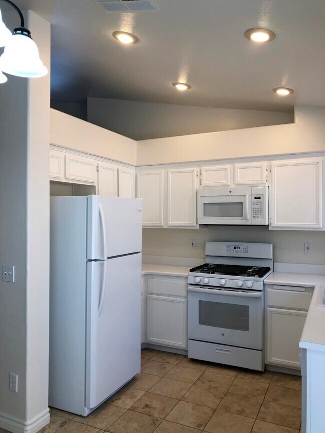 Building Photo - Beautiful Single Story Home