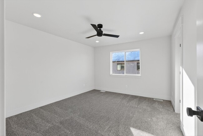 Building Photo - MODERN 3 BED 2.5 BATH TOWNHOME WITH 2 CAR GARAGE IN IDAHO FALLS