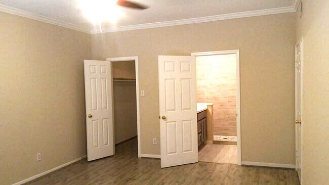 Building Photo - 2255 Braeswood Park Dr