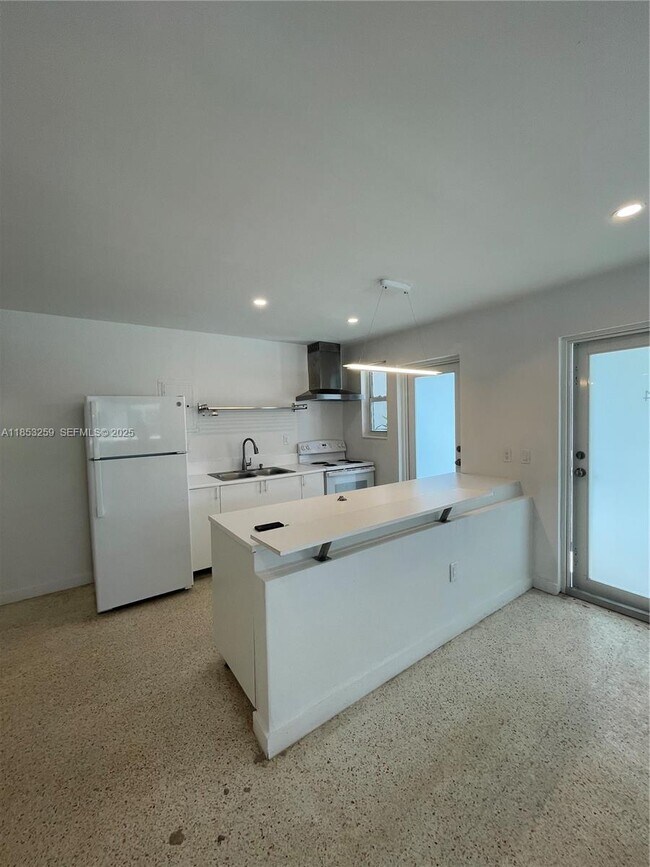 Building Photo - 1385 NE 105th St