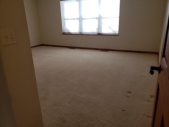 Building Photo - 301 S Hanley Ave
