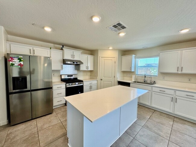 Building Photo - Huge 5 Bedroom + Den, 3 Bath Home Close to...