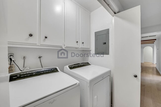 Building Photo - 5368 Calatrana Dr