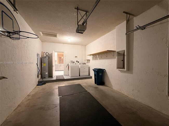 Building Photo - 2078 Madeira Dr