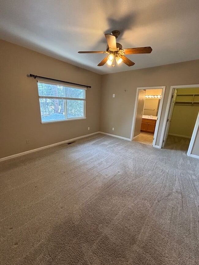 Building Photo - Three bed, two bath unit conveniently located off of Bell Road!