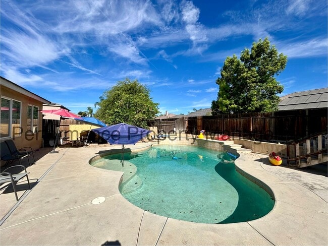 Building Photo - Stunning 4 Bed/3 Bath NW Bakersfield Home ...