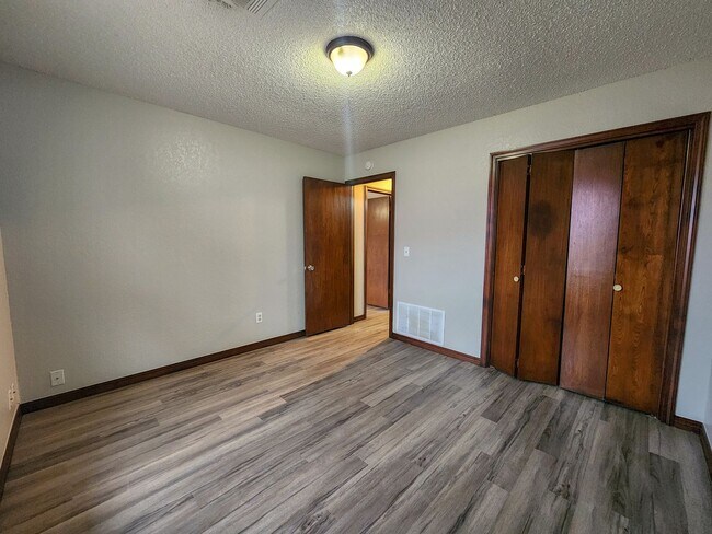 Building Photo - Cute 2 bedroom Duplex near OBU