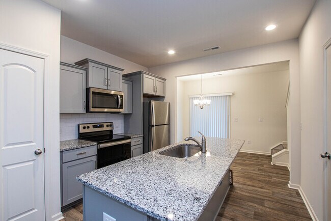 Building Photo - BEAUTIFUL 2 Bedroom Townhome in MIDLAND - AVAILABLE NOW