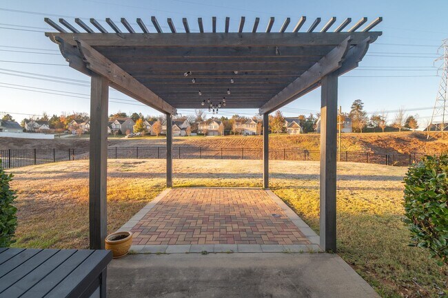 Building Photo - Third month rent free if you sign a lease before 01/31! Spacious 4 Bedroom, 3.5 Bath Home for Ren...