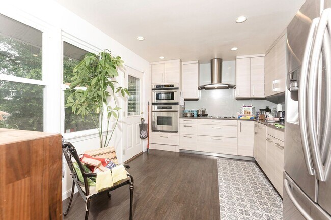 Building Photo - Amazingly Beautiful Fully Renovated 4BR/DEN/3FB/GAR North Bethesda Home