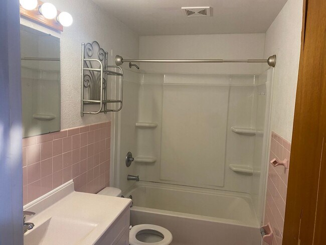 Building Photo - 2516 W Newman Pkwy