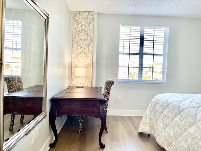 Building Photo - 616 Clearwater Park Rd