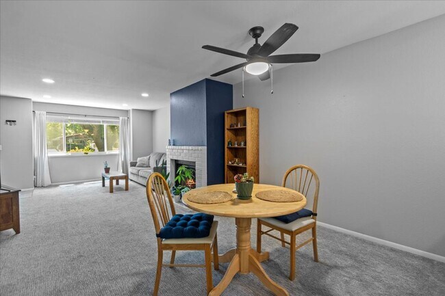 Building Photo - Woodchase Dual Primary Bedroom Condo