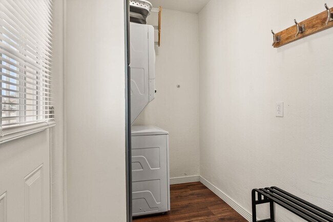 Building Photo - Fully Furnished Home!