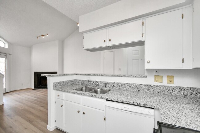 Building Photo - 10855 Meadowglen Ln