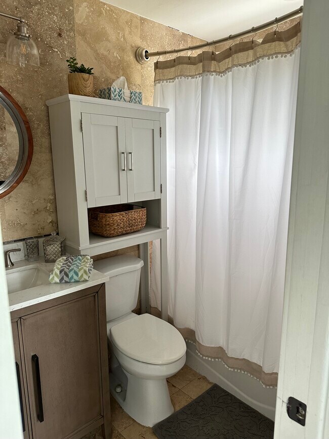 Bathroom - 1301 United St