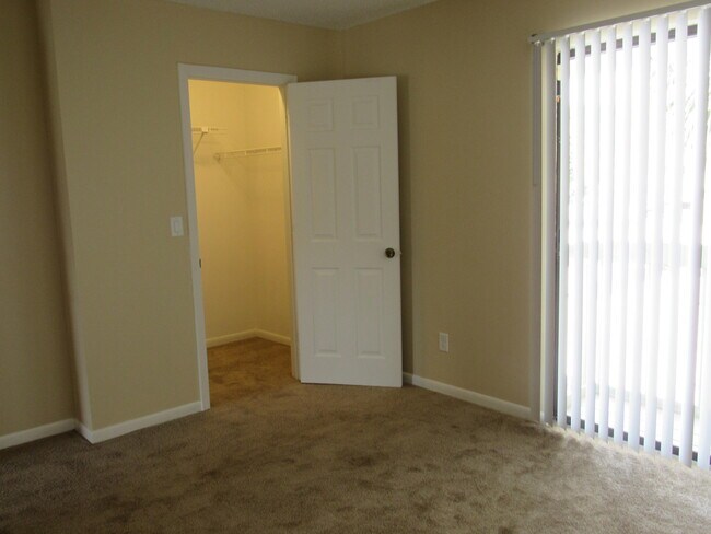 Building Photo - 904 Riverside Dr