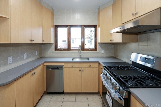 Building Photo - 67-47 Kessel St