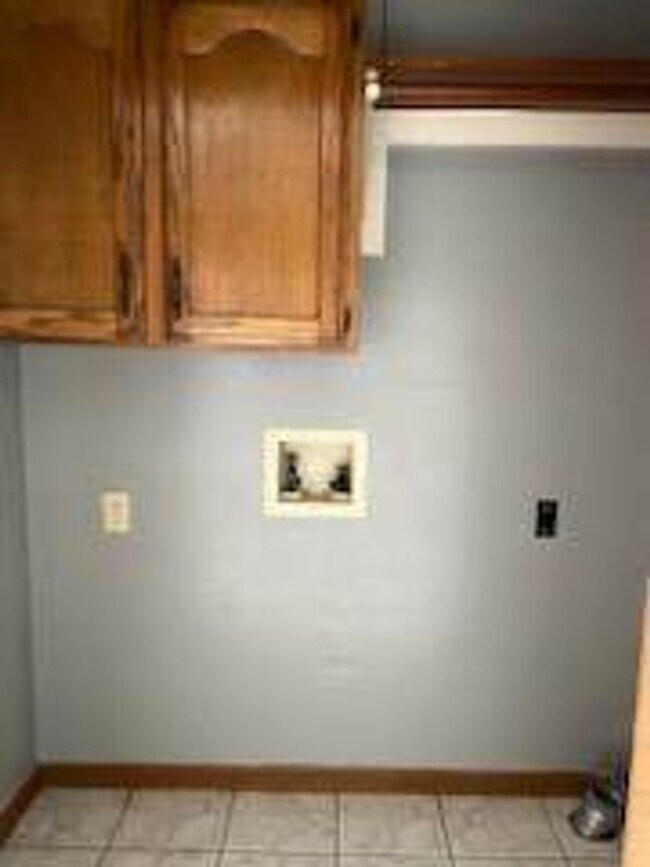 Building Photo - DUPLEX! 2 Bedroom 2 bathroom!