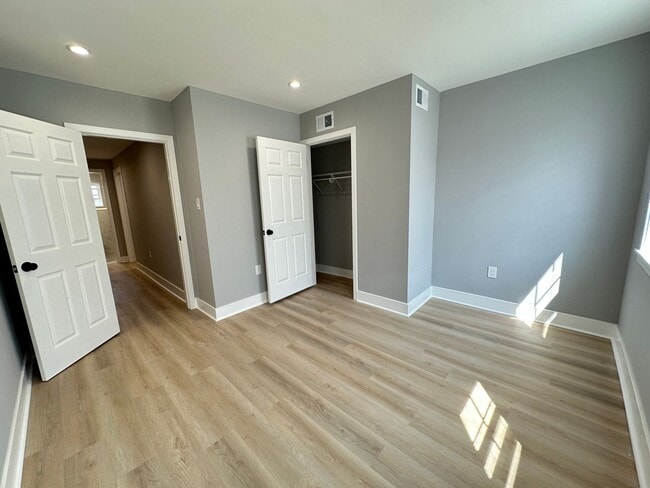 Building Photo - 2 bedrooms 1.5 bathroom House in South Phi...
