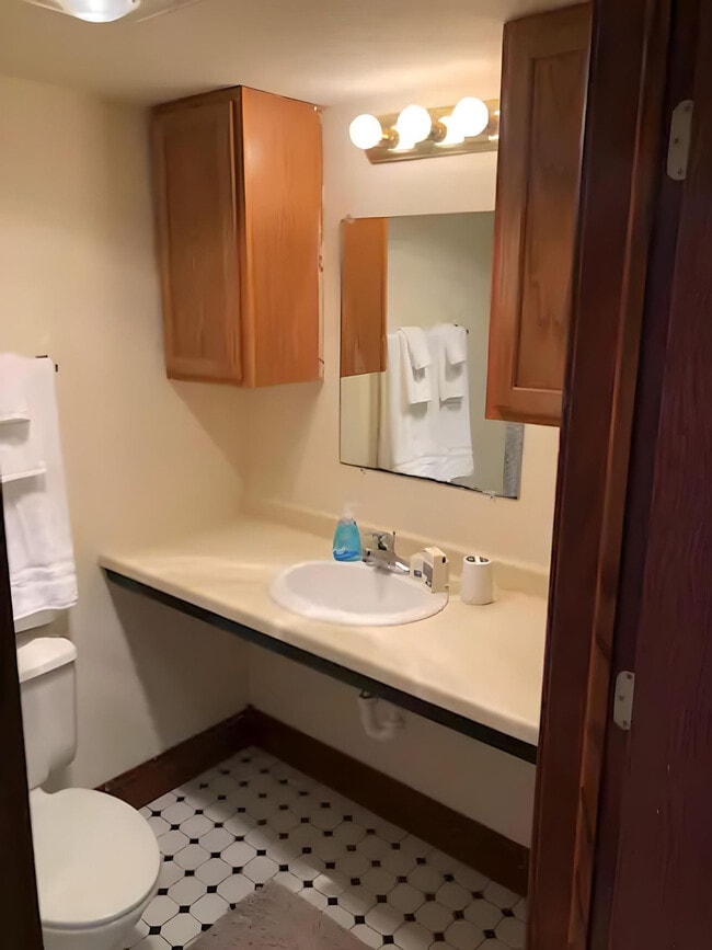 Building Photo - 402 W Dayton St