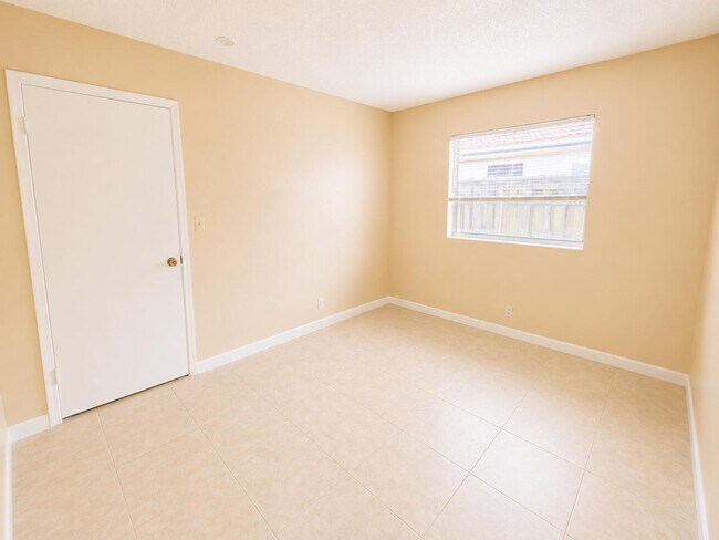 Building Photo - 4125 Woodside Dr