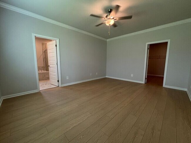 Building Photo - Look and lease in Athens